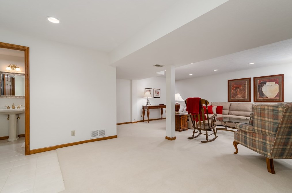 1615 Frst Rdg Dr, Pittsburgh PA 15221-4047 exterior