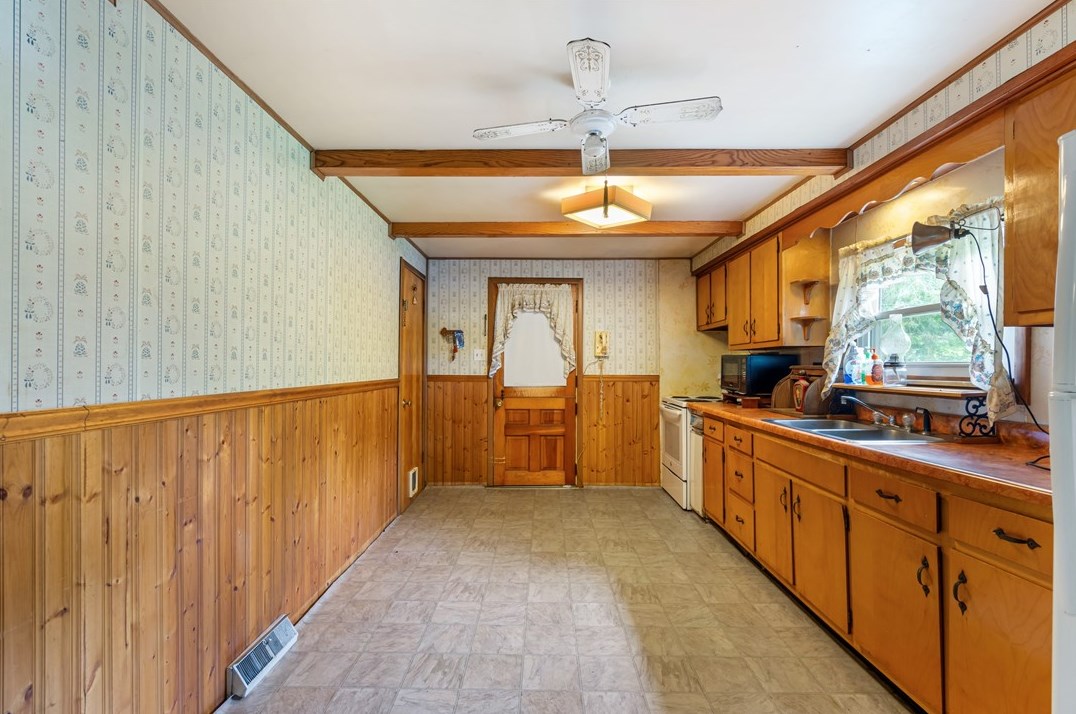 1380 Hooker Rd, Karns City PA  16041-1512 exterior