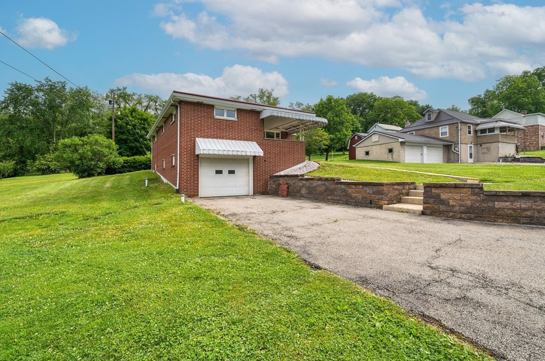 329 Darragh Hermine, North Huntingdon, PA 15642