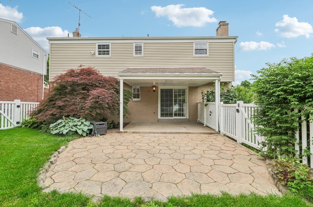 7055 Lawrence Dr, Bethel Park, PA 15102-3915