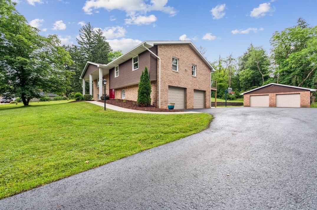 2536 Skidmore Rd, Greensburg, PA 15601-5844