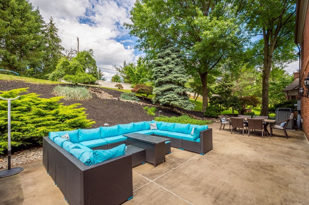 206 Lakeview Dr, Moon Twp PA 15108-9774 exterior