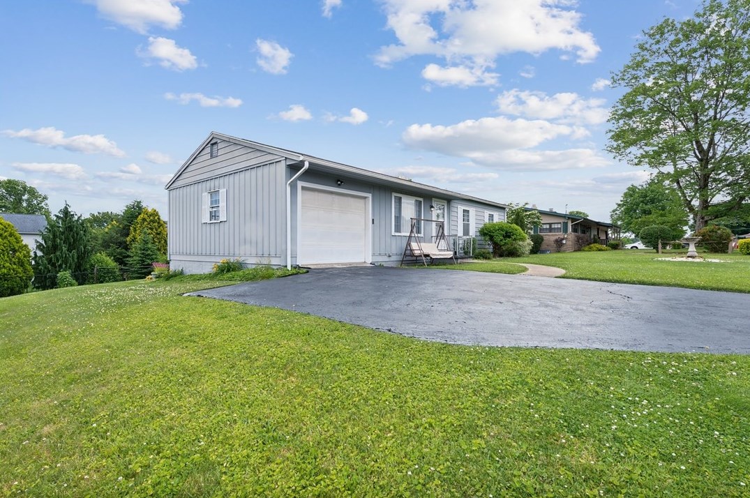 50 Hemlock Dr, Latrobe PA  15650-2748 exterior