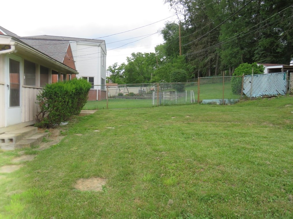 210 Sunny Dr, Pittsburgh PA  15236-2665 exterior