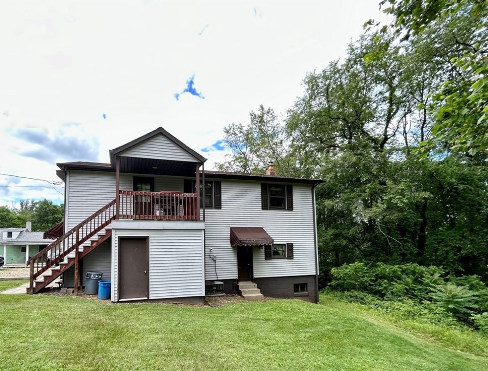1093 Sunview Ave, Jeannette, PA 15644-3065