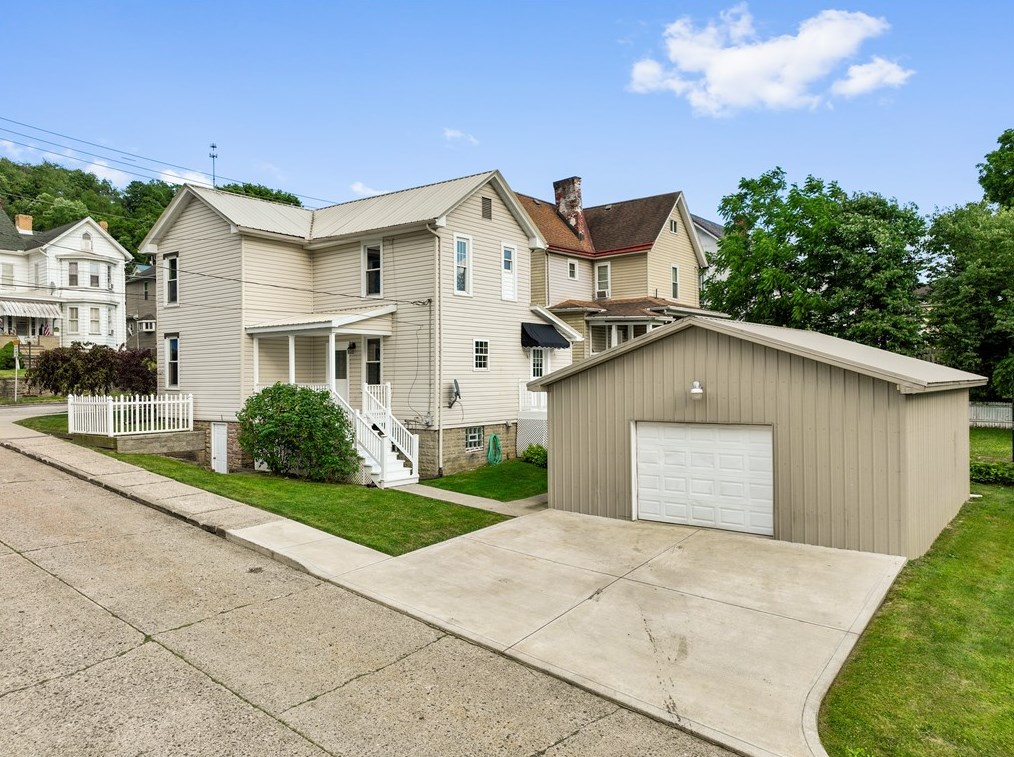 1002 Vine St, West Newton, PA 15089