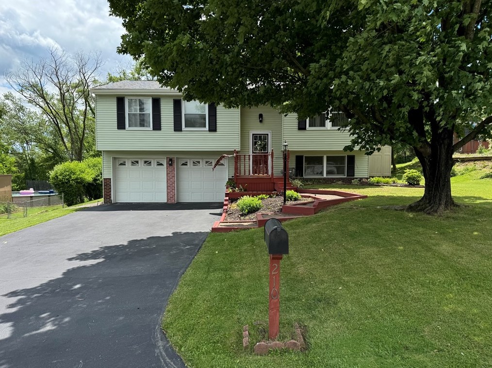 210 Navaho Dr, Greensburg, PA 15601-4934