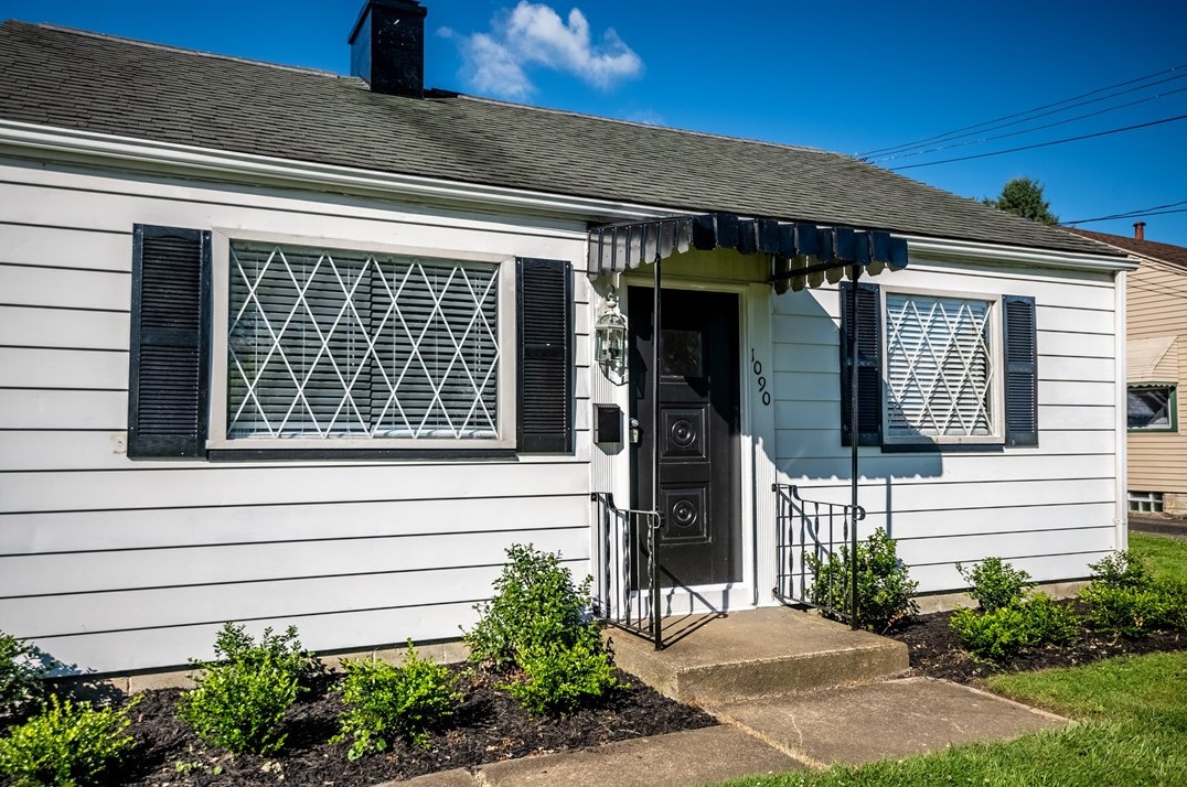 1090 Hillcrest St, Hermitage, PA 16146-3030