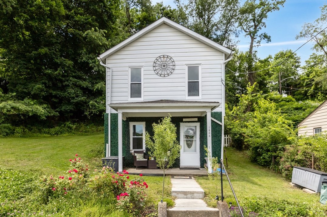 1606 Hiland Ave, Moon Twp, PA 15108-2120