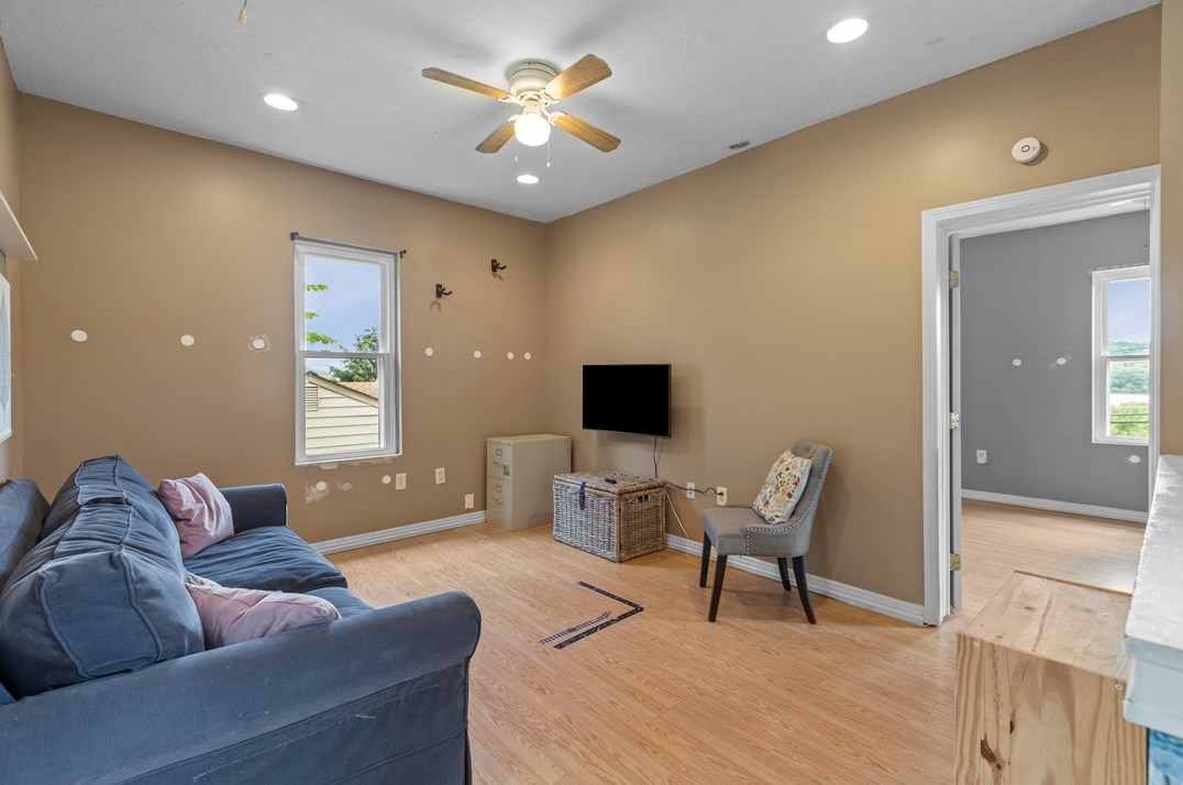 1606 Hiland Ave, Moon Twp PA 15108-2120 exterior