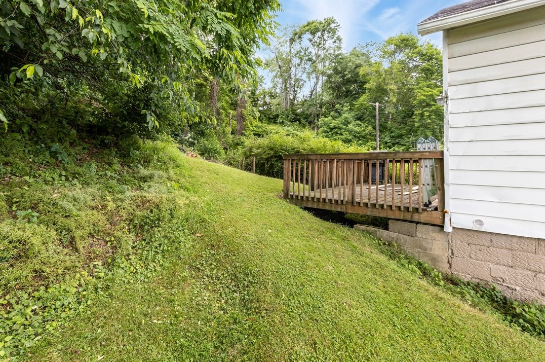 1606 Hiland Ave, Moon Twp PA 15108-2120 exterior