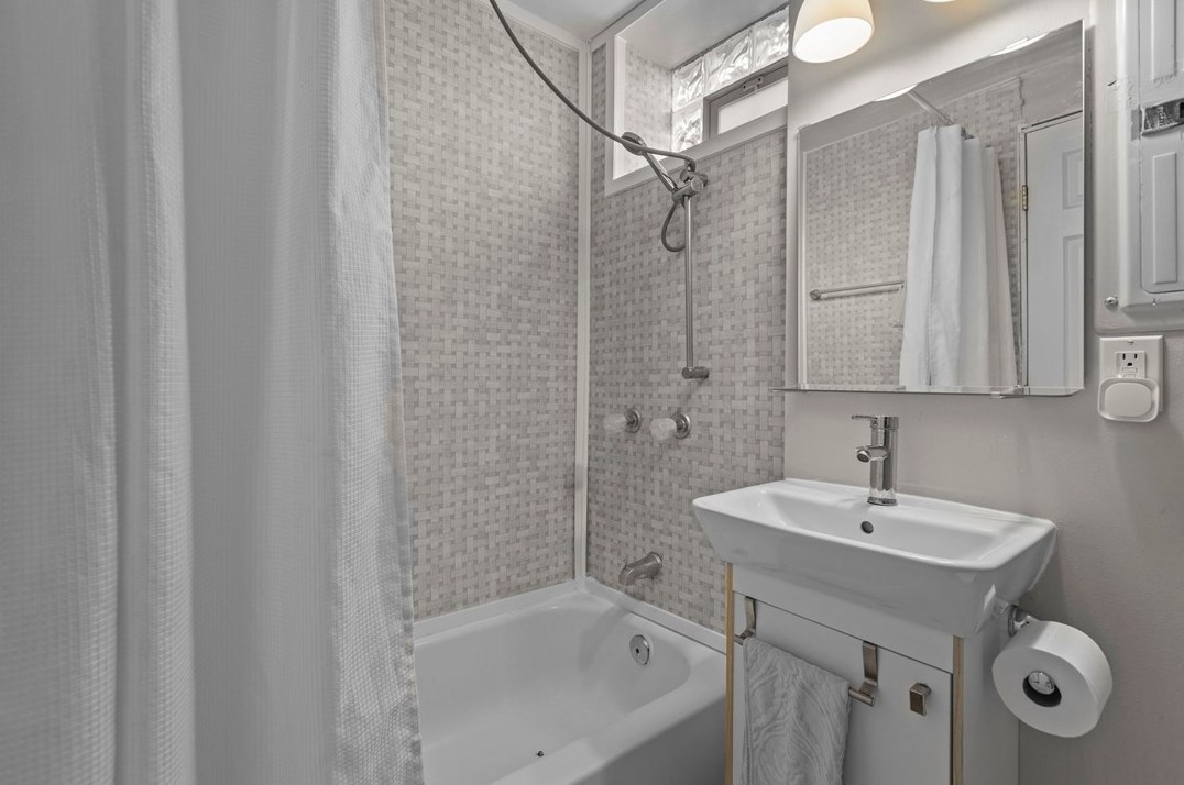 1606 Hiland Ave, Moon Twp PA 15108-2120 exterior