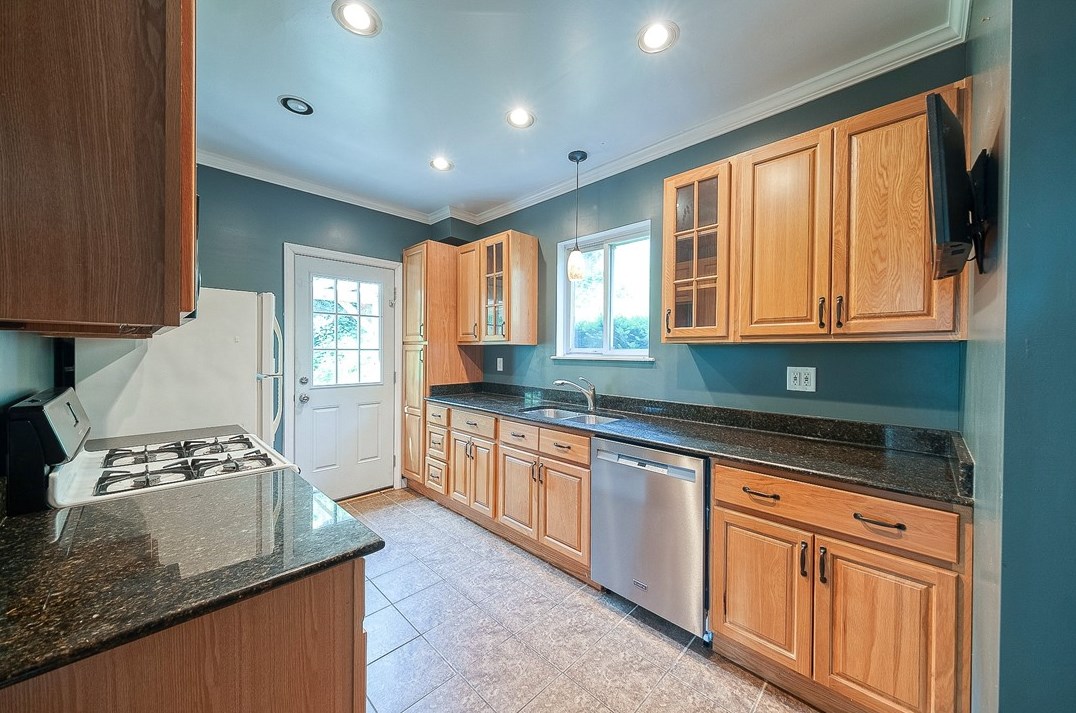 7222 Whipple St, Pittsburgh PA 15218-2053 exterior