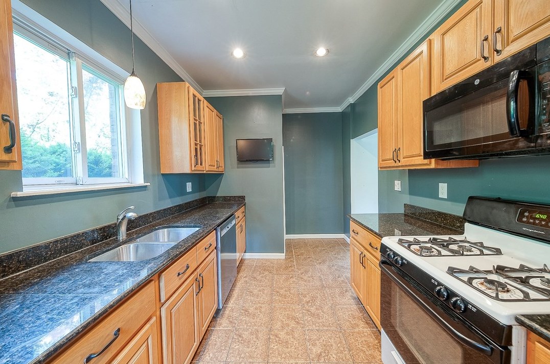 7222 Whipple St, Pittsburgh PA 15218-2053 exterior