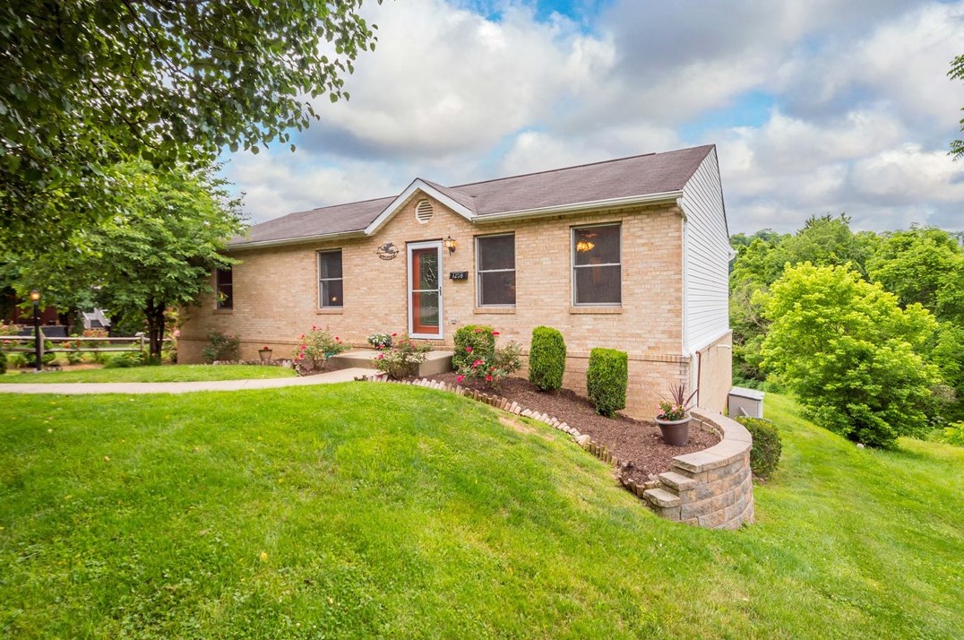 1208 N Gray Ave, Bridgeville, PA 15017