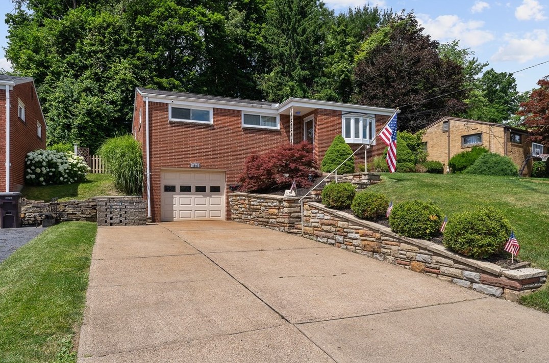 5002 Leona Dr, Pittsburgh, PA 15227-3622