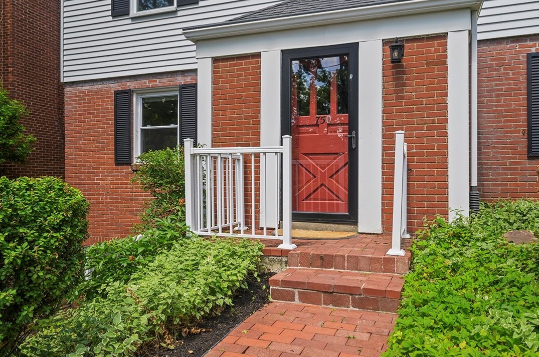 750 Fruithurst Dr, Pittsburgh PA  15228-2580 exterior