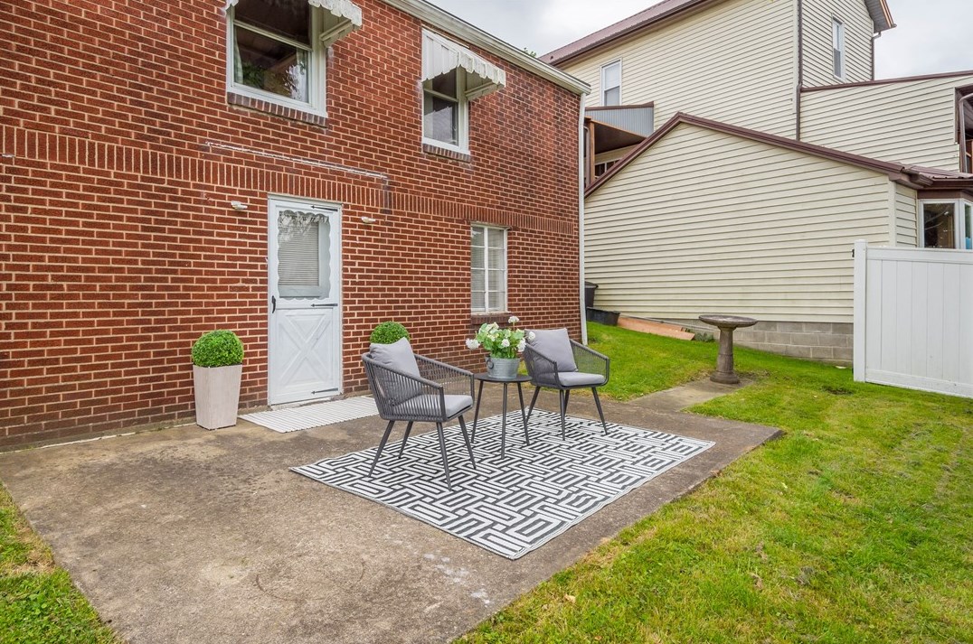 17 Prospect Ave, Washington PA 15301-5250 exterior