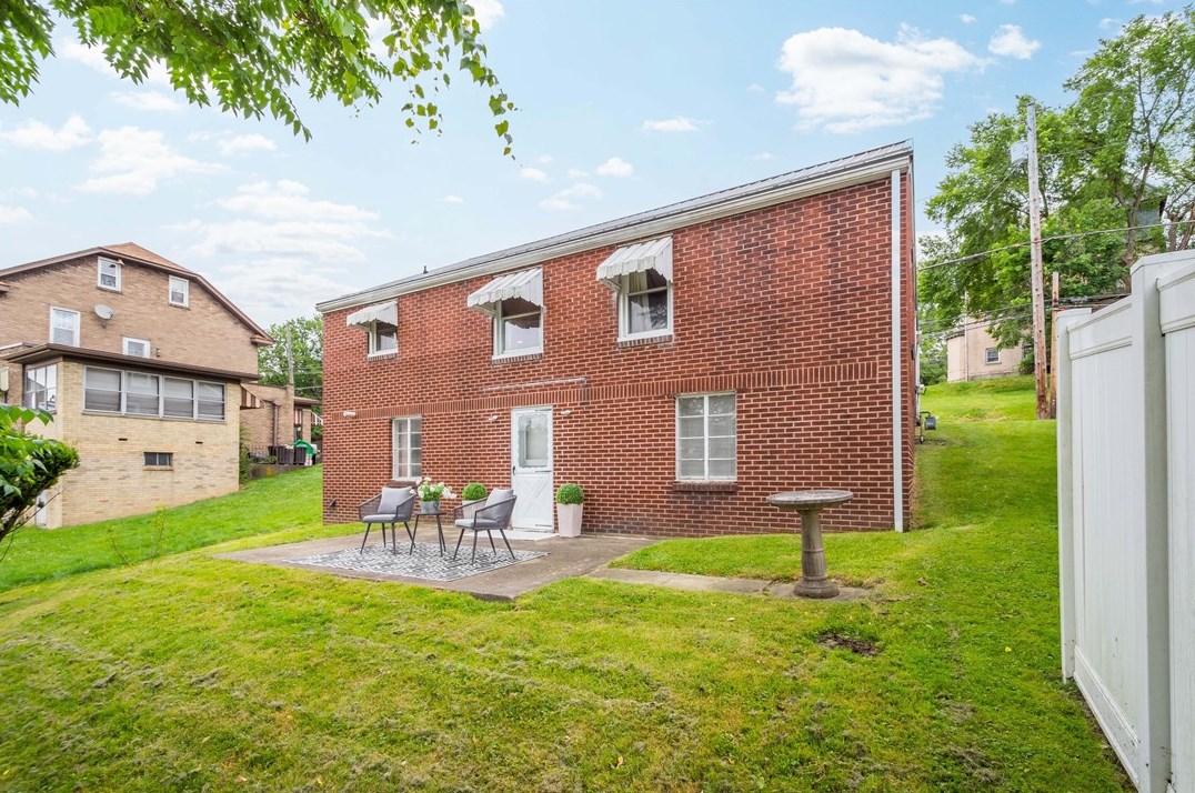 17 Prospect Ave, Washington PA 15301-5250 exterior