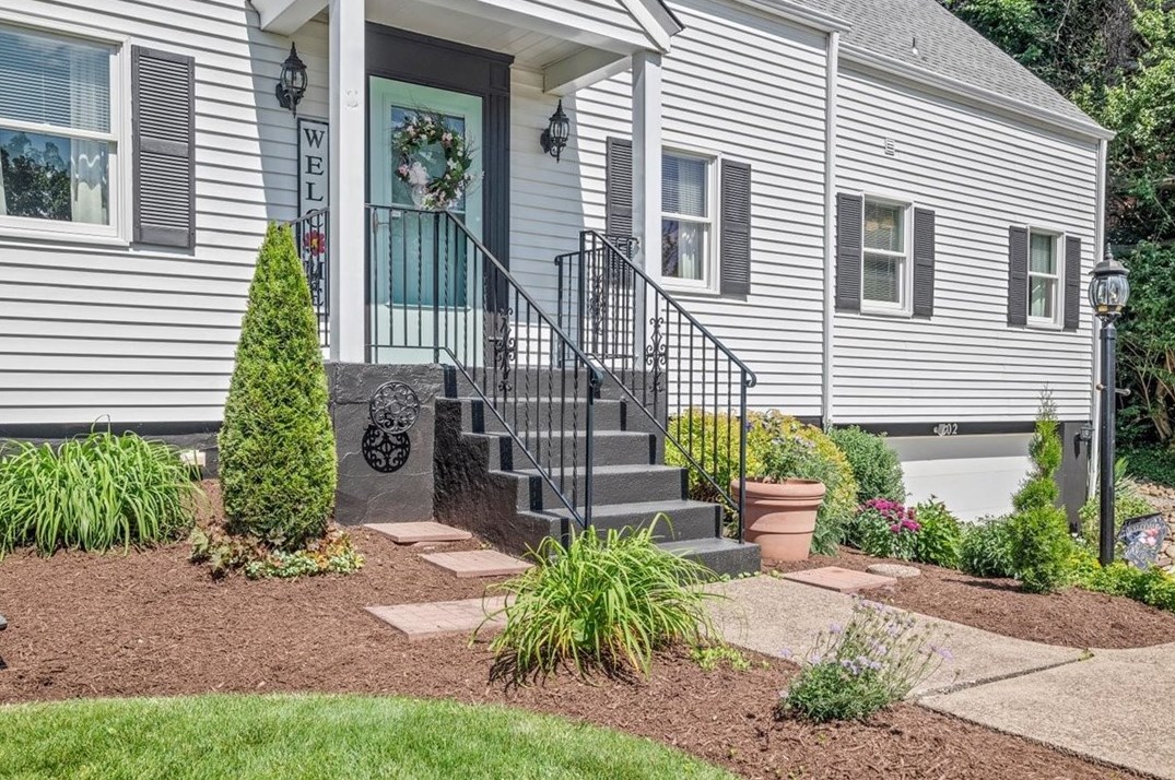 102 Locust Ln, Pittsburgh, PA 15241-1342