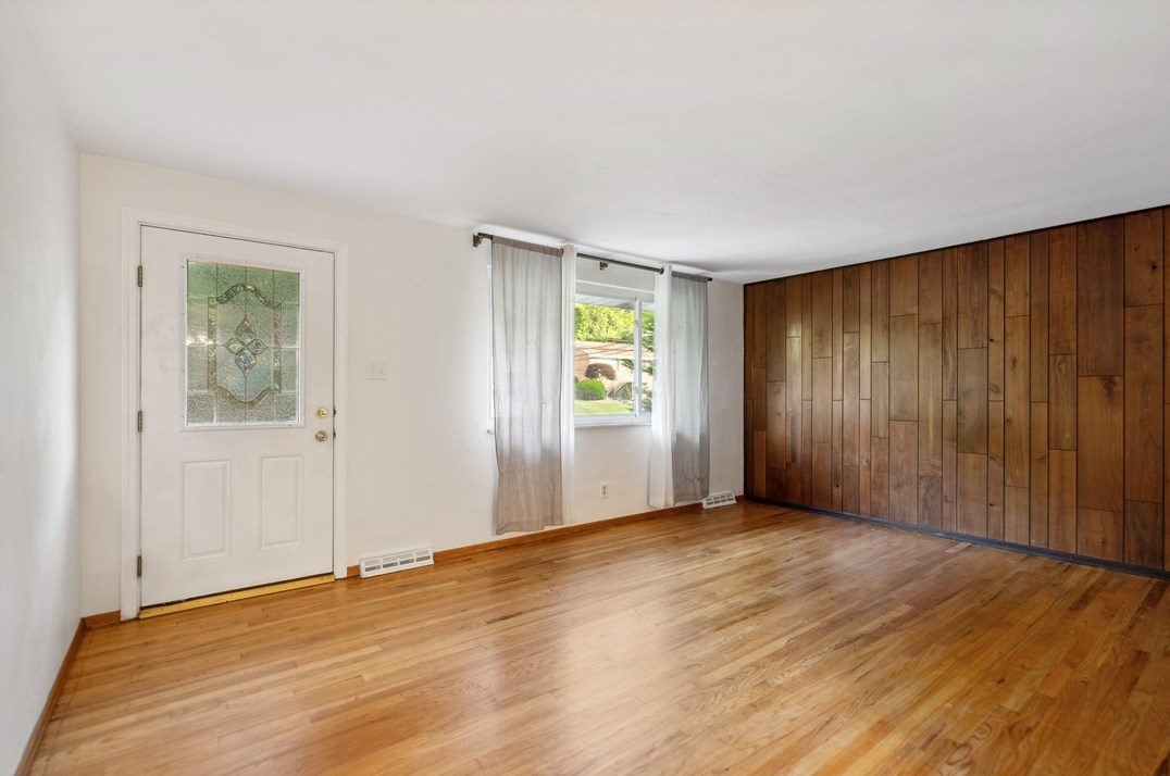 624 Shadyside Dr, Pittsburgh, PA 15122-3229