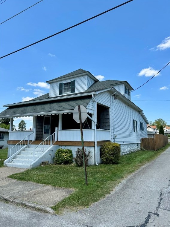 411 Vine St, South Connellsville, PA 15425-4840