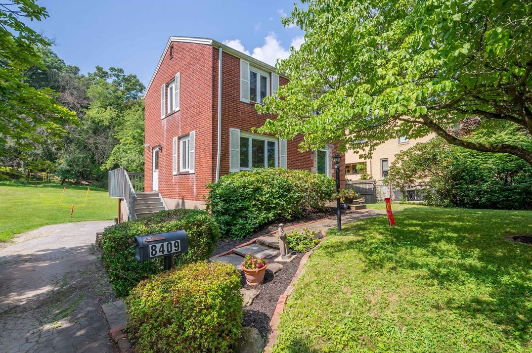 8409 Winchester Dr, Pittsburgh, PA 15237-5741