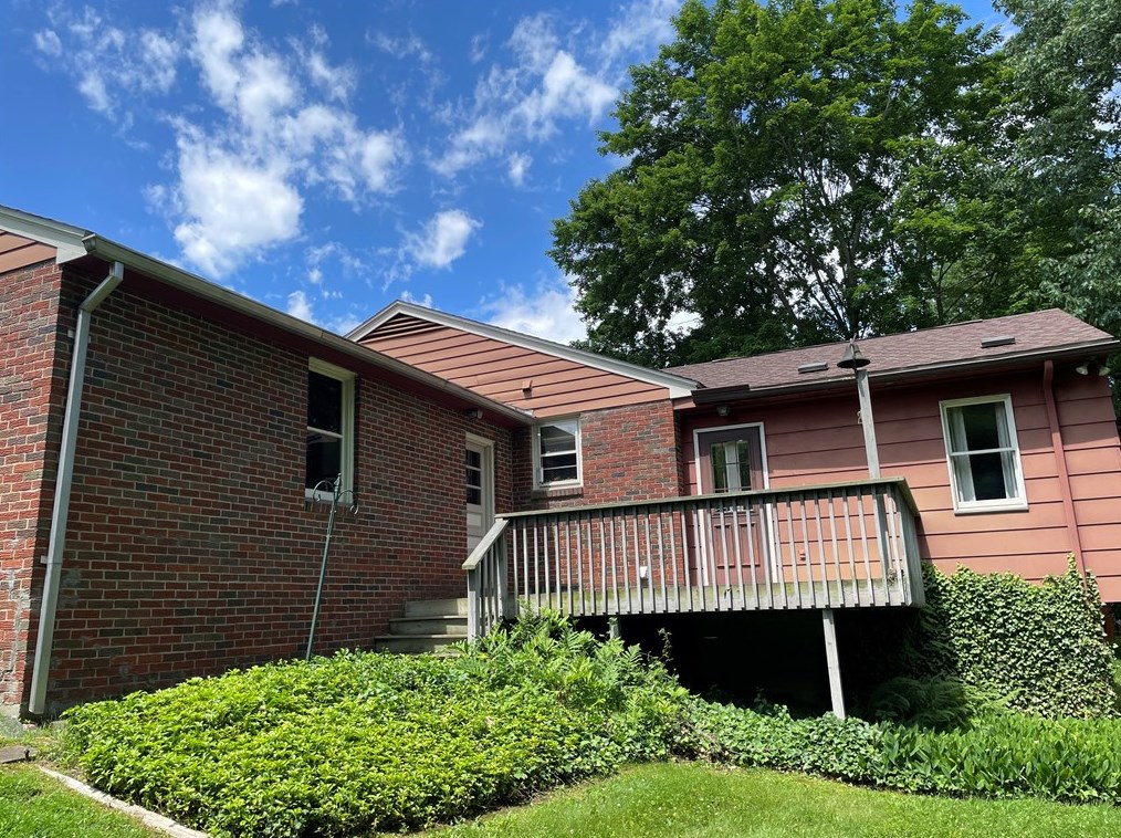 2968 Melvin Dr, New Castle, PA 16105-1623