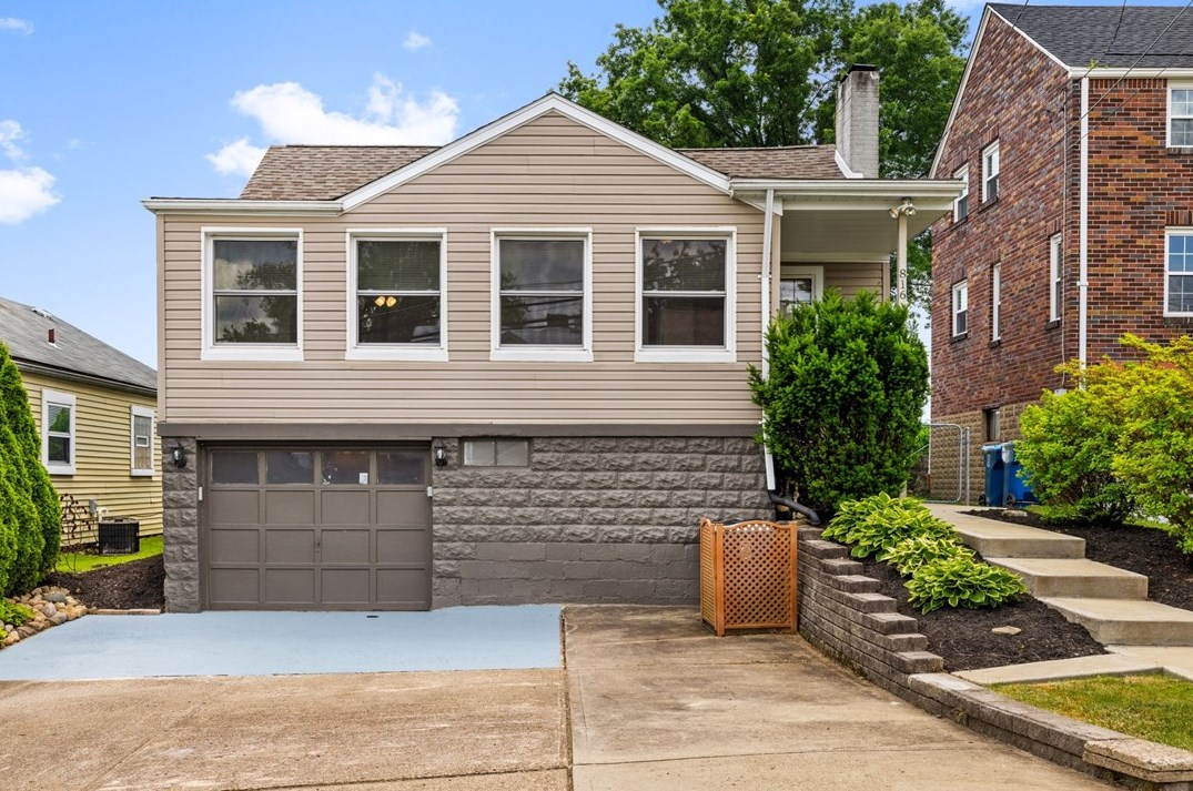 816 Elizabeth St, Pittsburgh PA 15221-3940 exterior