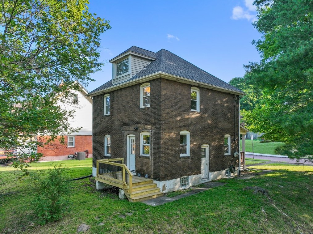 868 Ohio Ave, Midland, PA 15059