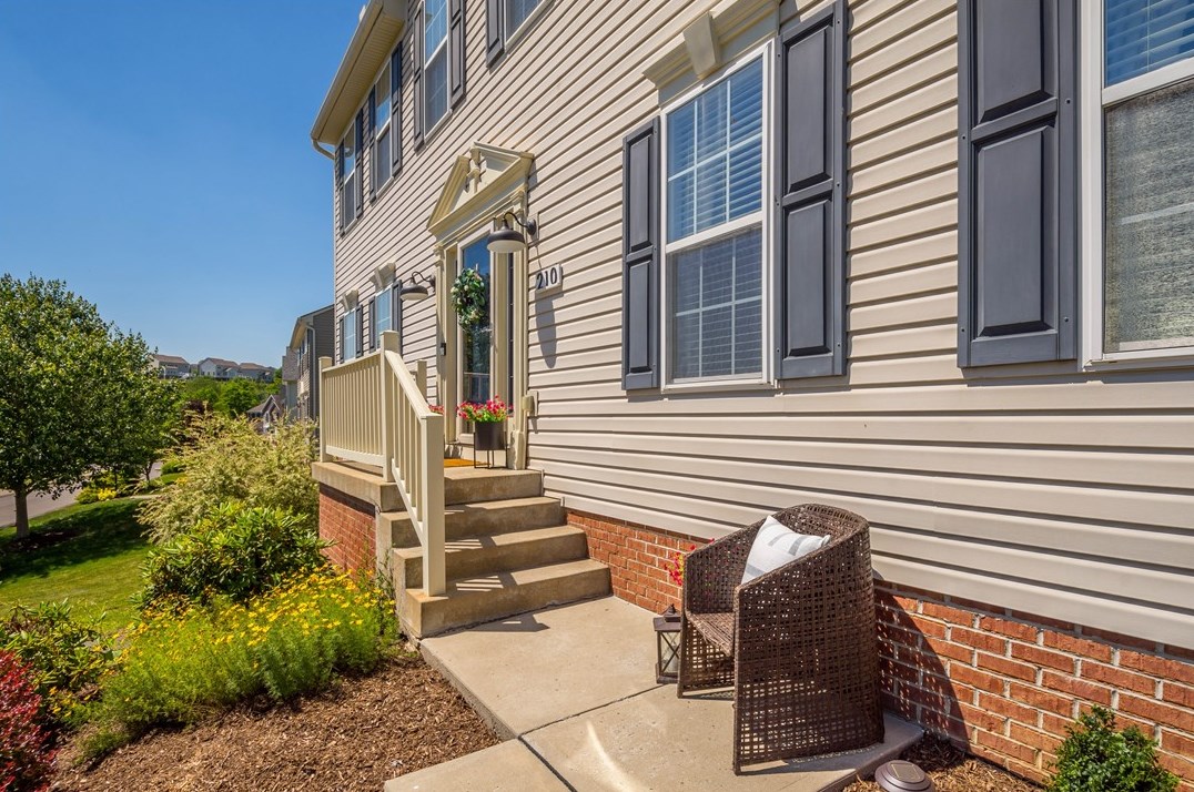 210 Pineview Dr North, Canonsburg, PA 15317