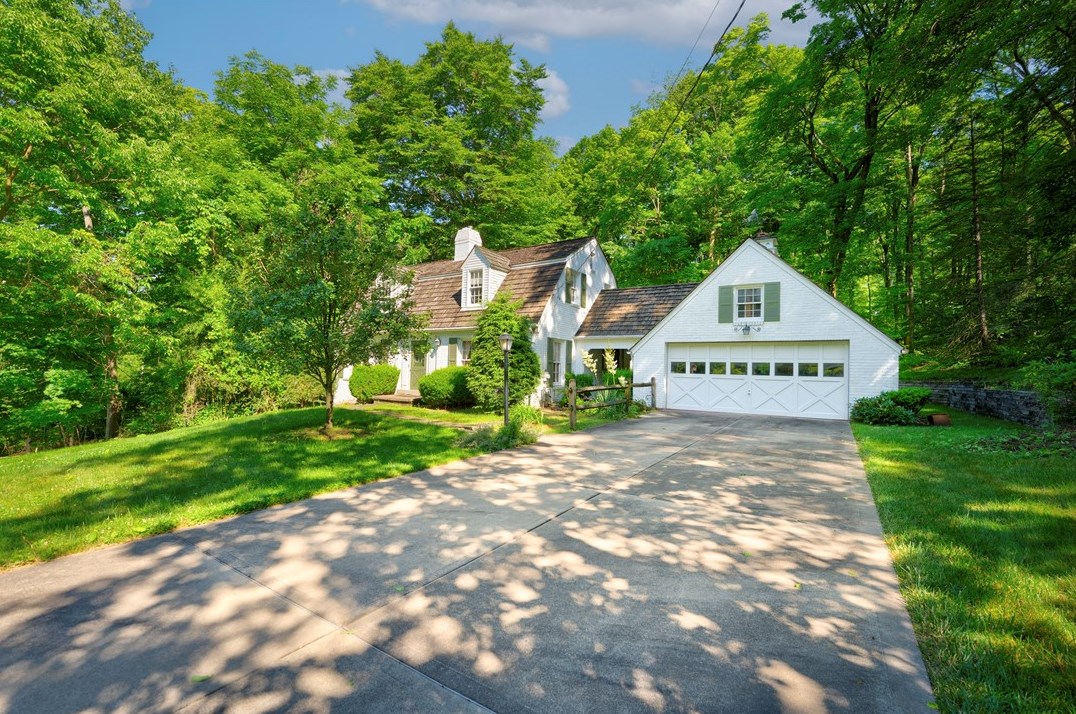 229 Robinhood Ln, Canonsburg, PA 15317