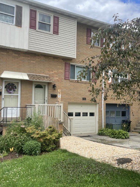 910 Academy Heights Dr, Greensburg, PA 15601-1439