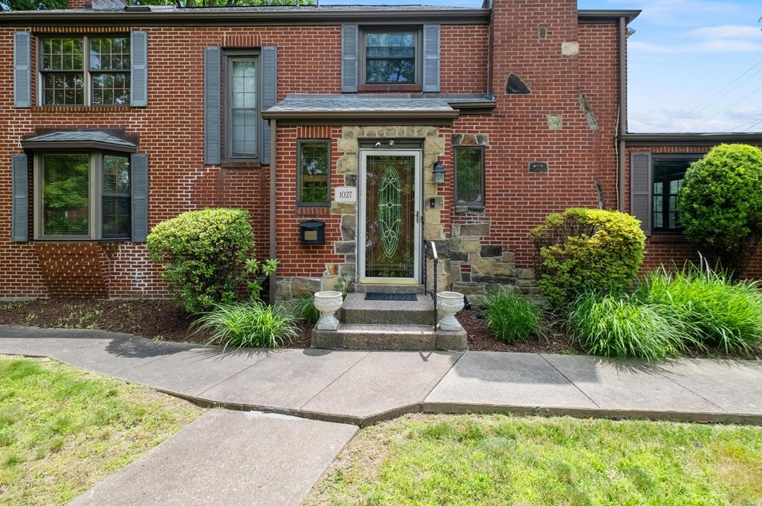 1027 Avacoll Dr, Pittsburgh, PA 15220