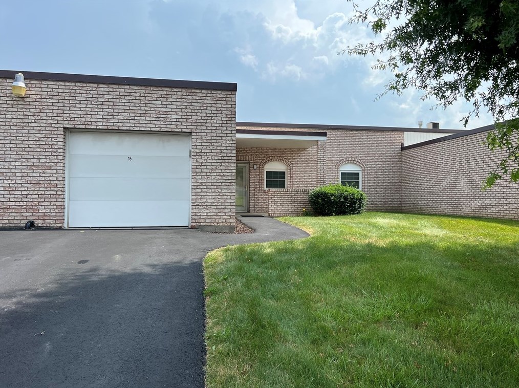 2750 Iowa Dr #15, New Kensington, PA 15068