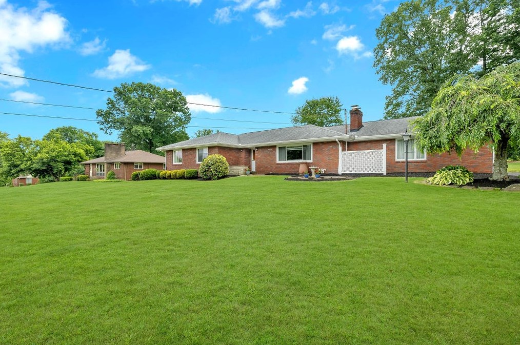 104 Whitehill Dr, New Castle, PA 16105