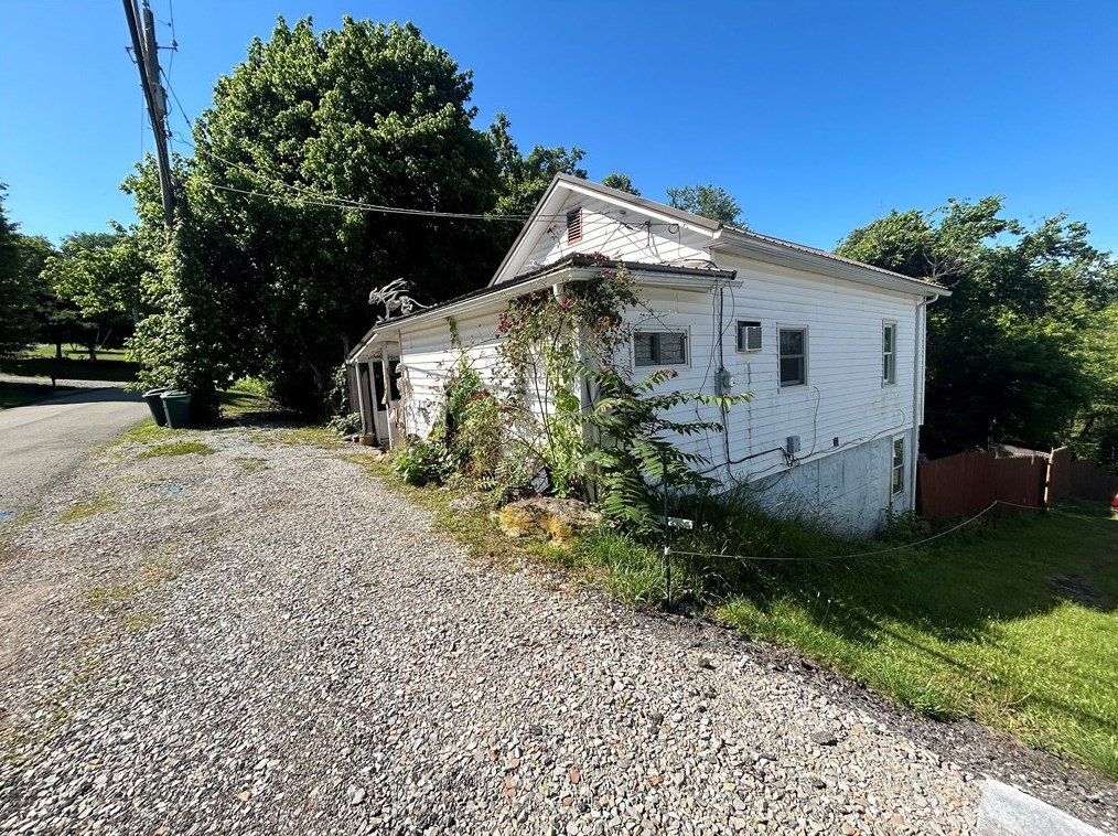 123 Gates Rd, Adah, PA 15410