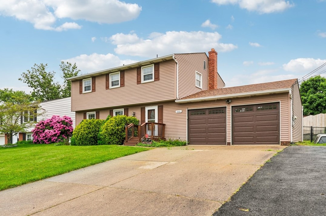 660 Surfside Dr, Pittsburgh, PA 15239