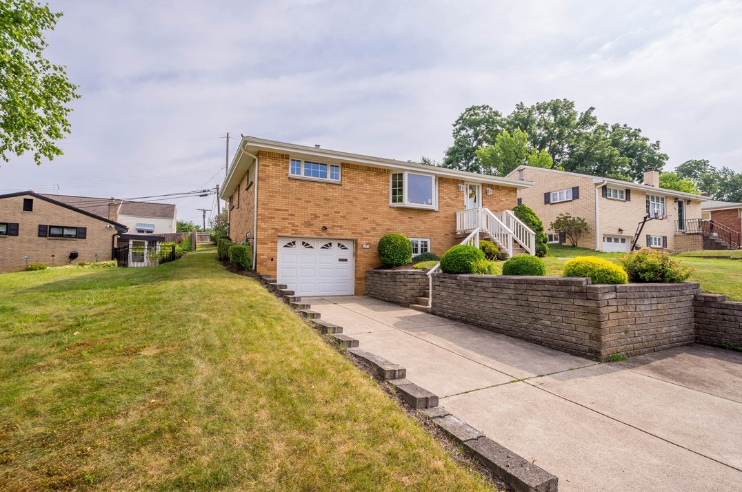 39 Cynthia Dr, Collier Township, PA 15106