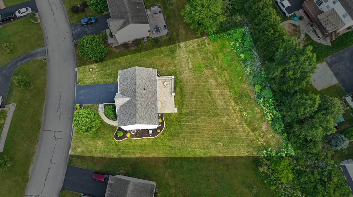 212 Chanticleer Cir, New Stanton, PA 15672