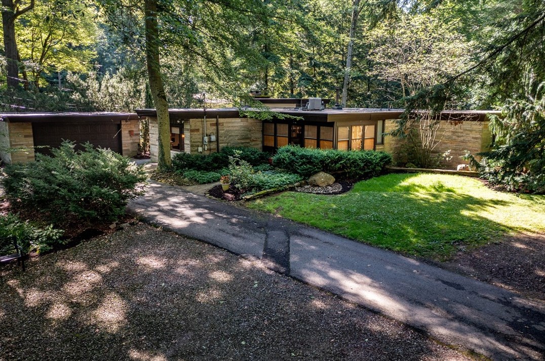 2310 Valley View Rd, Hermitage, PA 16148