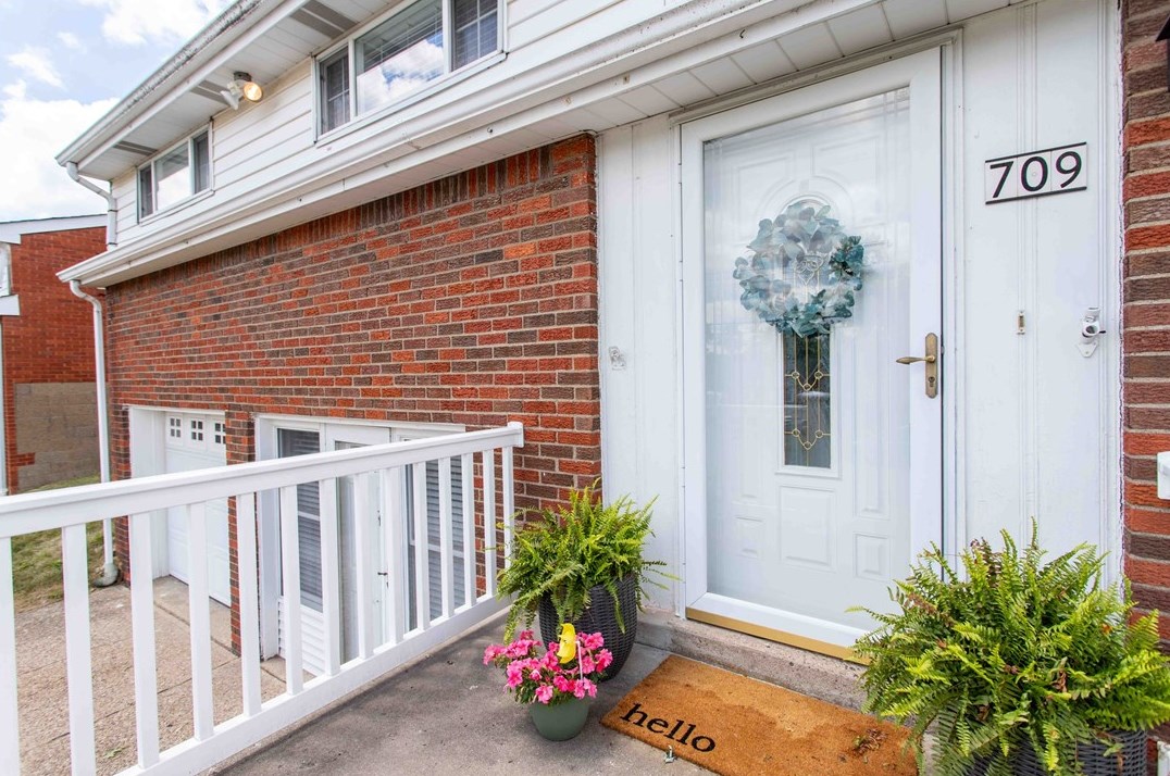 709 Lindsay Rd, Collier Township, PA 15106