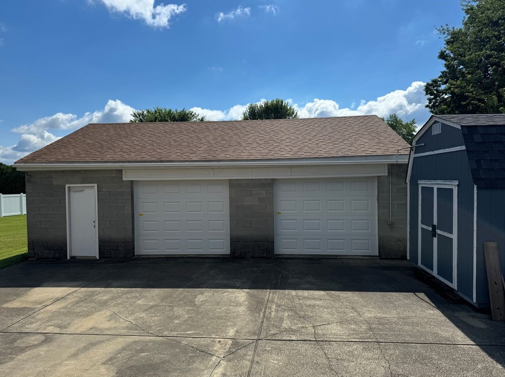 169 Oak Park Ln, New Castle, PA 16101