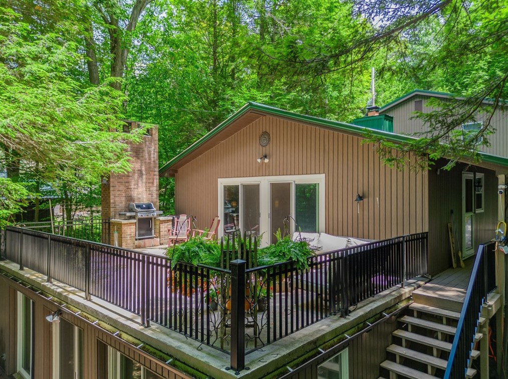 1275 Peninsula Dr, Central City, PA 15926