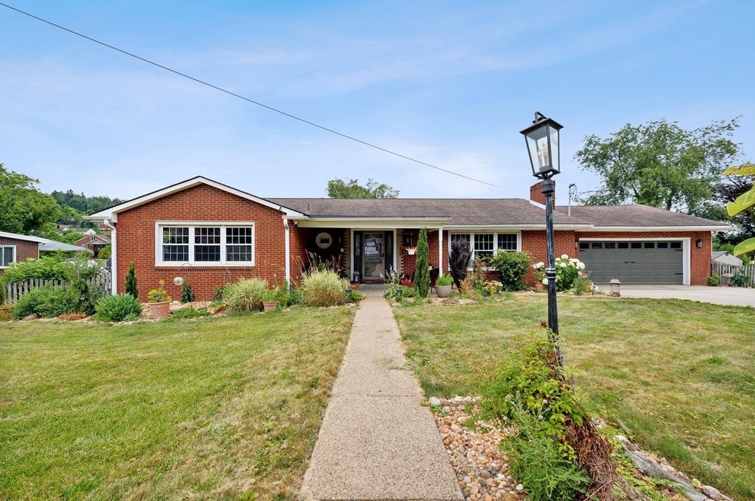 4 Marie Dr, Jeannette, PA 15644
