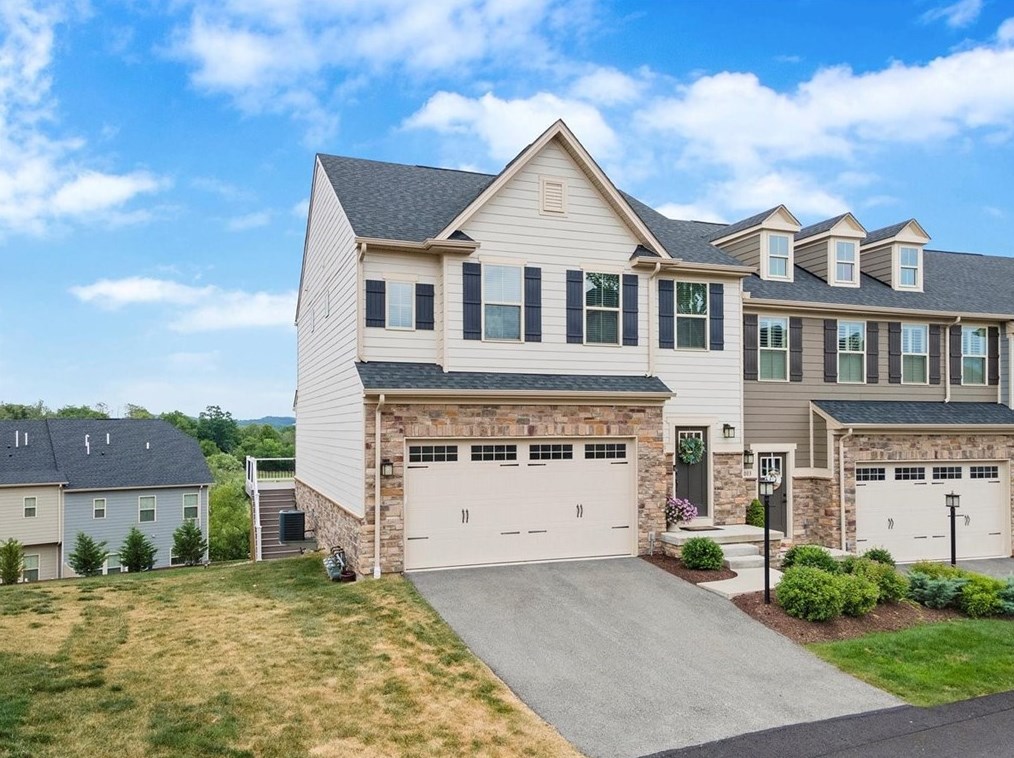 6005 Augusta Ln, Jeannette, PA 15644