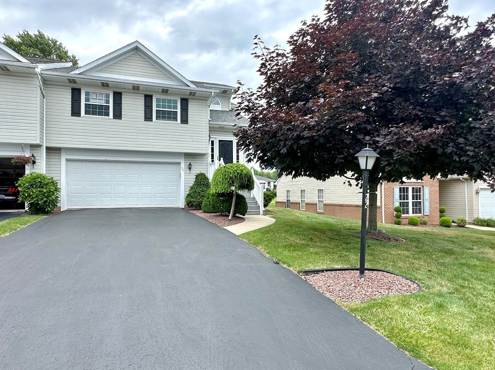 22 Links Dr, New Castle, PA 16101