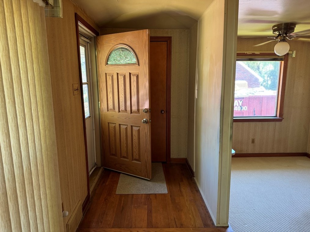 2009 Mary St, Hermitage, PA 16121