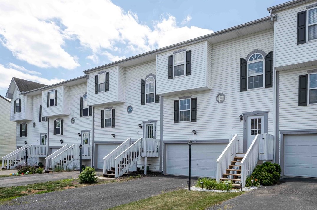 218 Scenic Hill Dr, Collier Township, PA 15106