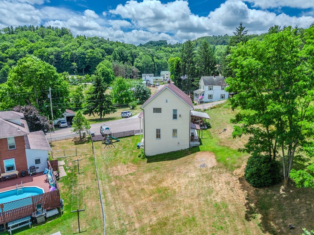 1742 Berlin St, Garrett, PA 15542